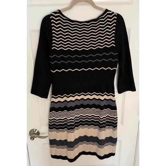 Nine West Chevron Knit Sweater Dress Size M Black Beige Zigzag 3/4 Sleeve - Picture 2 of 4
